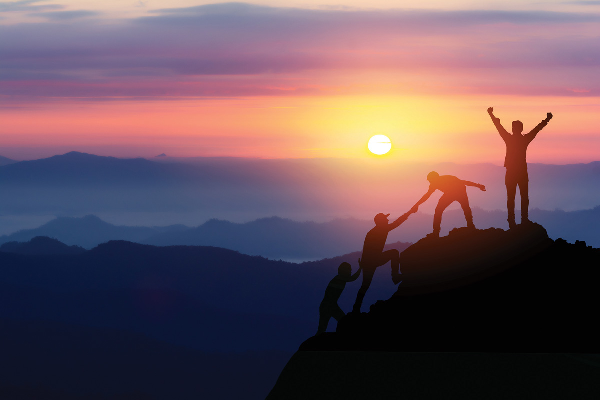 Imagen inspiradora de un grupo de personas escalando una montaña.